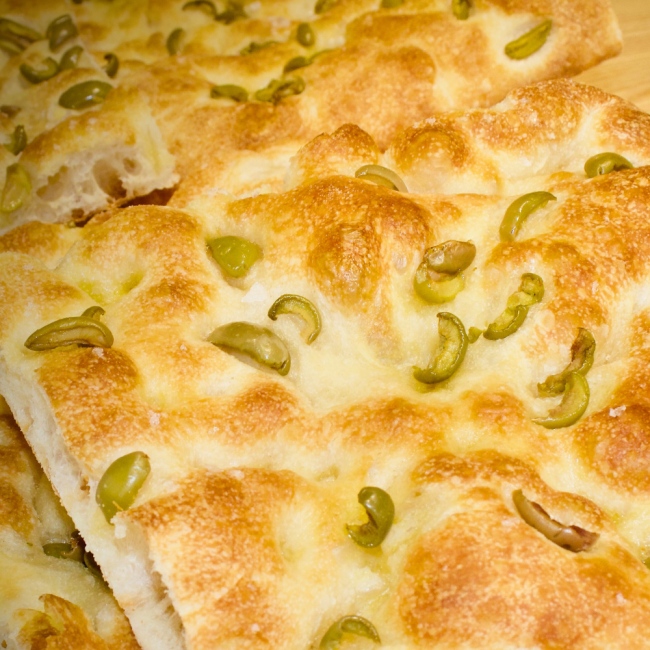Focaccia cu Masline (Pret per 100 Gr)